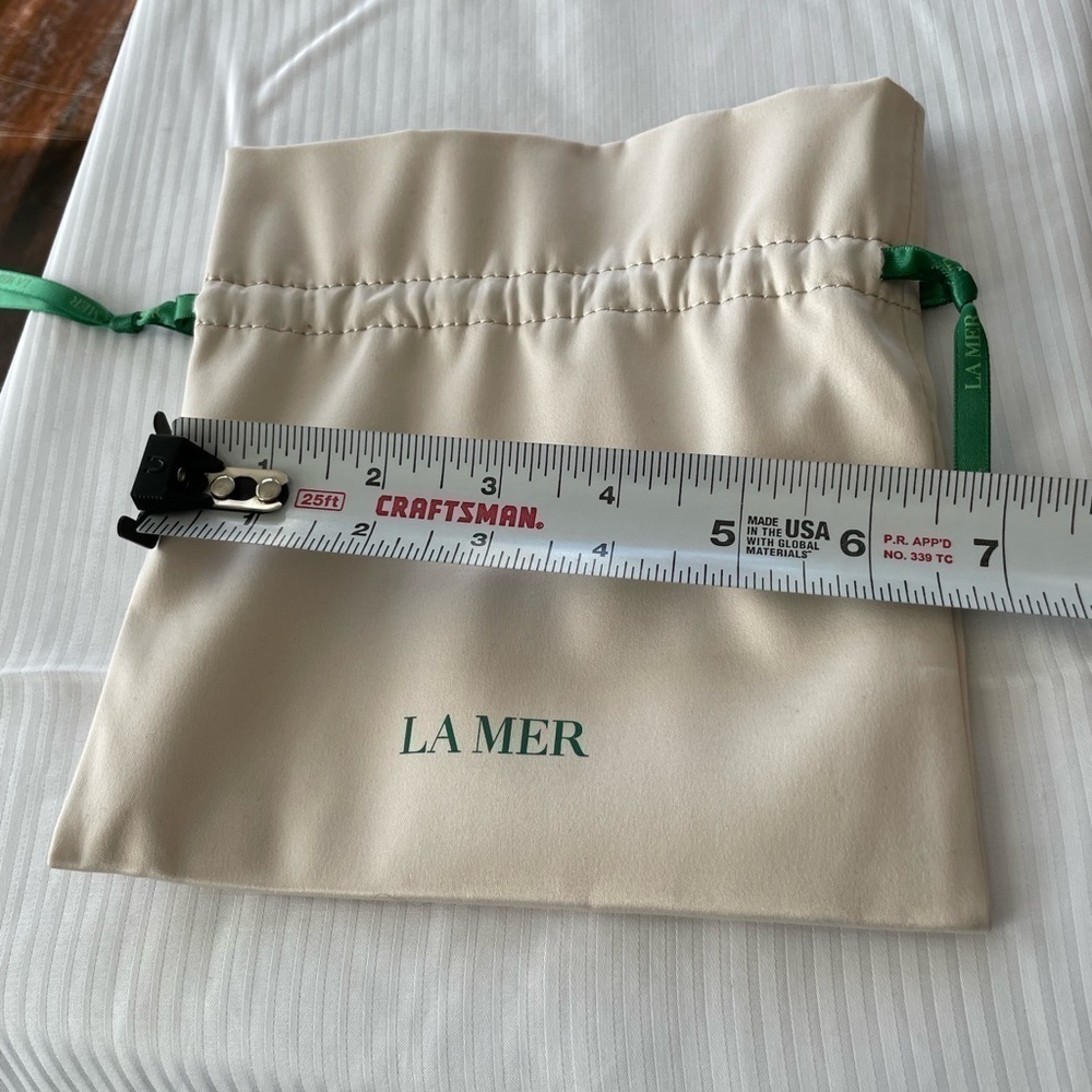 La Mer. Cream Satin Pouch. New, unused.Great for makeup, jewelry, or accessories - Picture 6 of 6